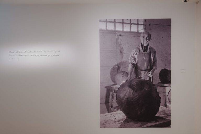 A Venezia la Collezione Peggy Guggenheim celebra Fontana e le sue sublimi ceramiche