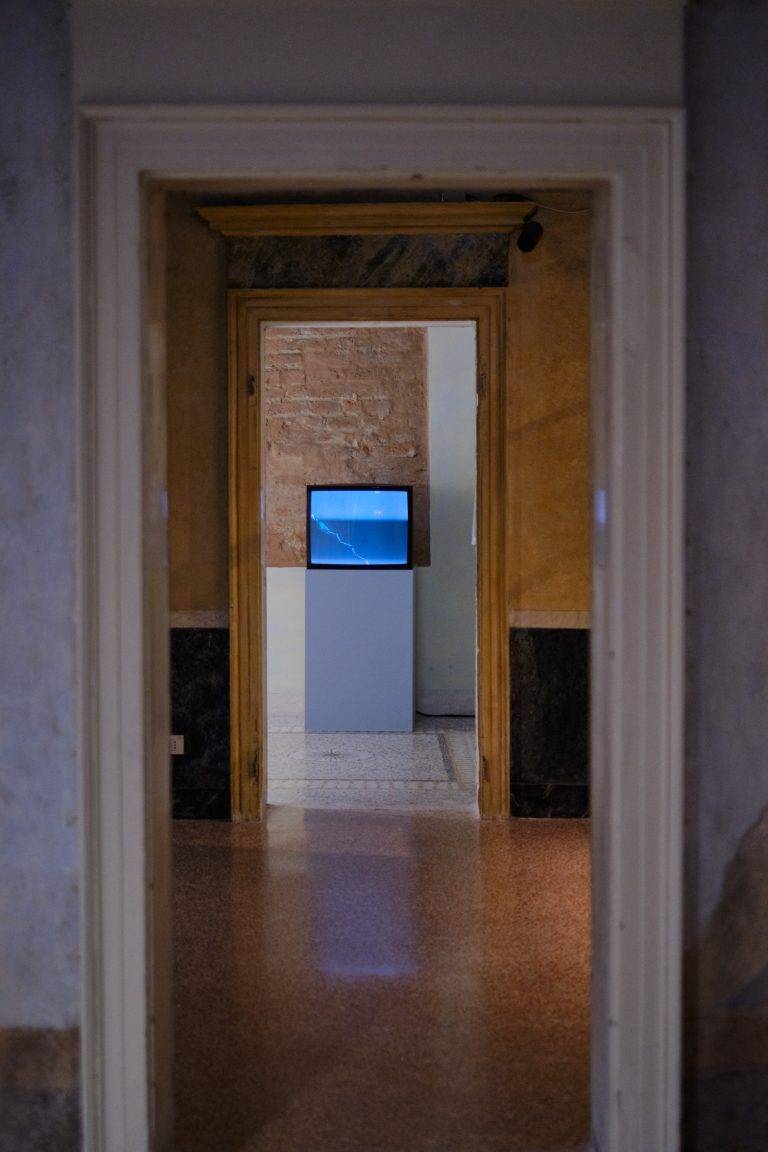 Fondazione Nicola Trussardi porta l’occulto a Milano: inaugura la mostra Fata Morgana