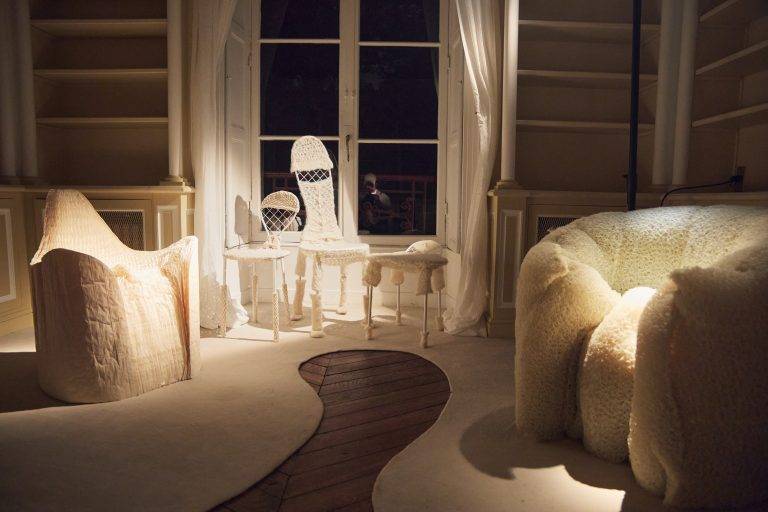 Downtown+ poursuit la désacralisation du trône avec une nouvelle exposition