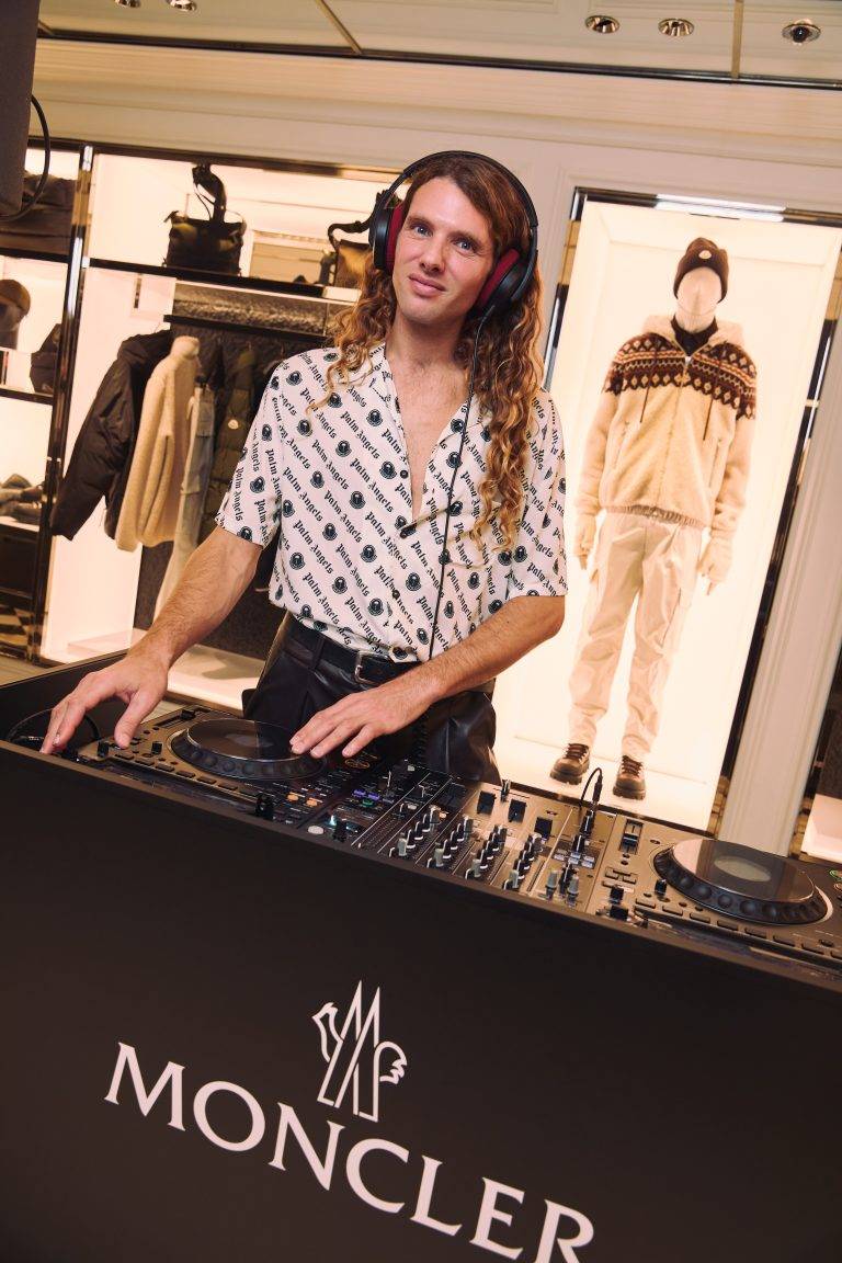  - Moncler et l’Ecal réchauffent les Champs Elysées à l’occasion de Paris Photo avec l’exposition Warmer Visions