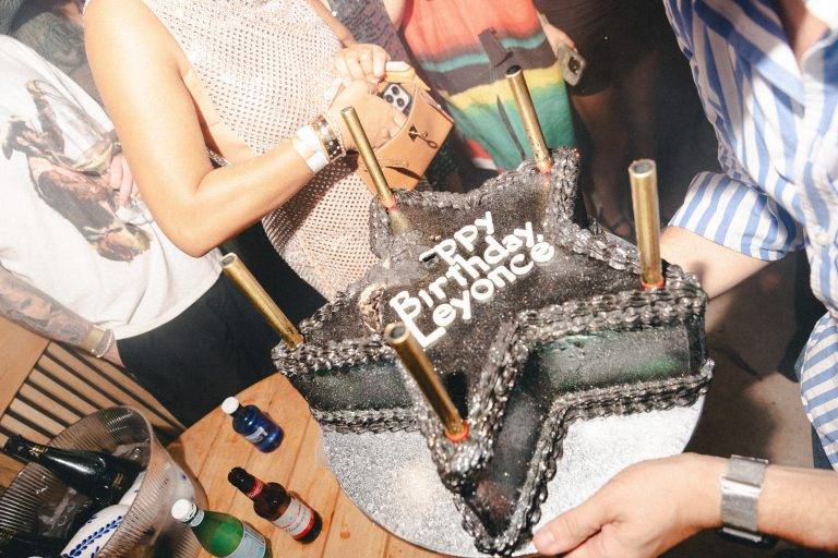 Leon Starino Anderson célèbre son anniversaire à Ibiza avec John Dodelande