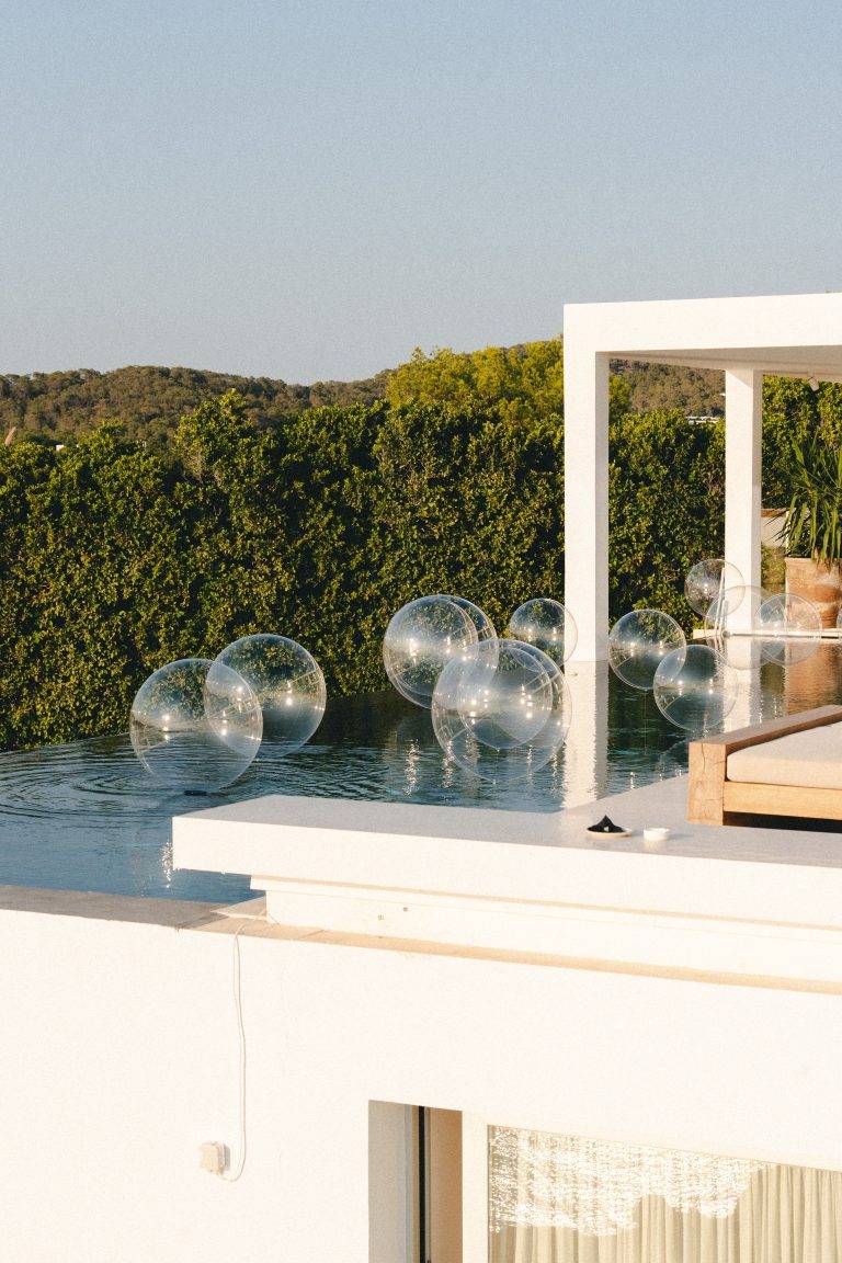 Leon Starino Anderson célèbre son anniversaire à Ibiza avec John Dodelande