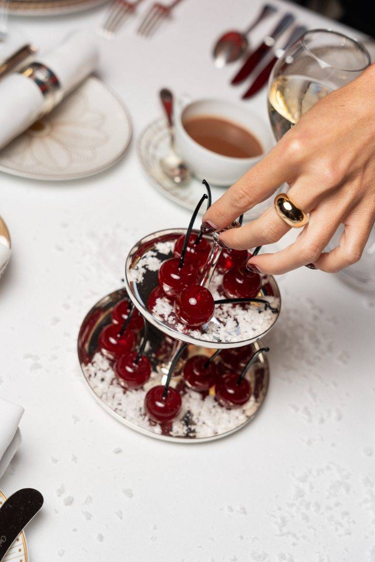 Christofle fait scintiller Noël au Crillon