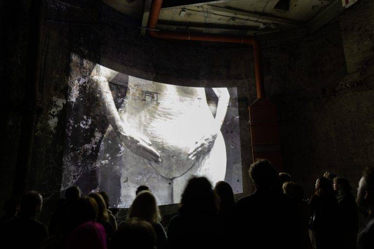 L’installation “Under the Moon” s’empare du Brunel Museum de Londres