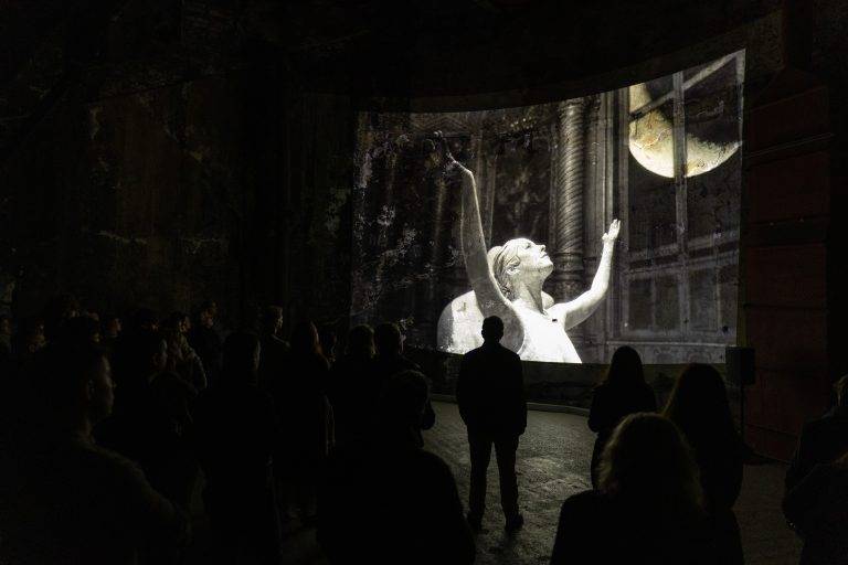 L’installation “Under the Moon” s’empare du Brunel Museum de Londres