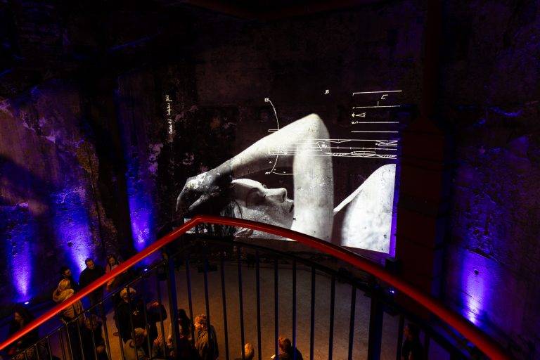 L’installation “Under the Moon” s’empare du Brunel Museum de Londres