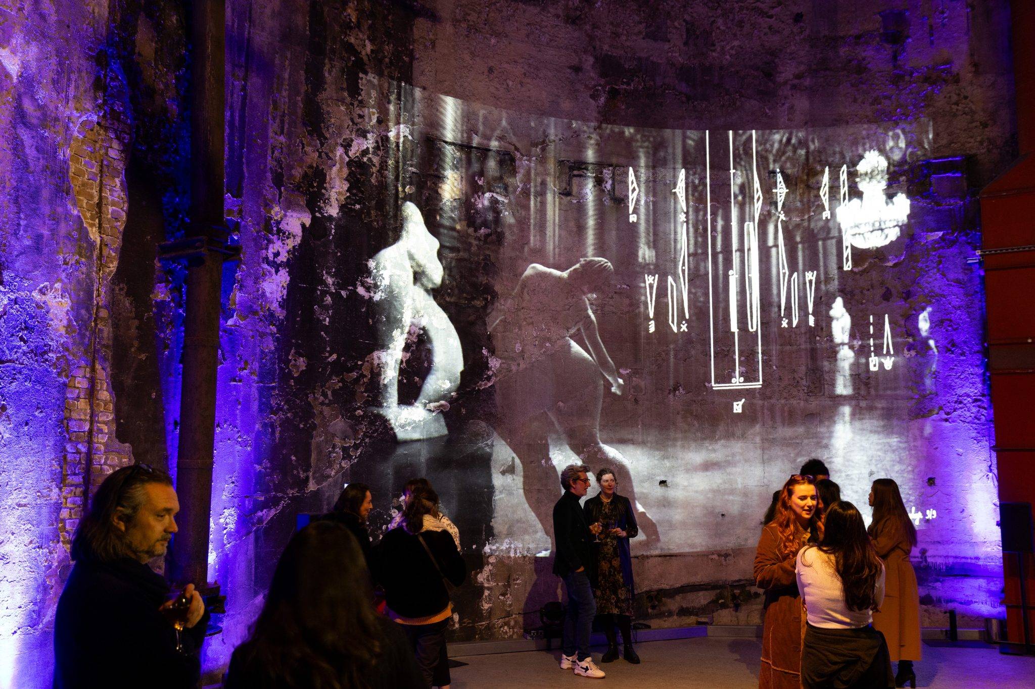  - L’installation “Under the Moon” s’empare du Brunel Museum de Londres