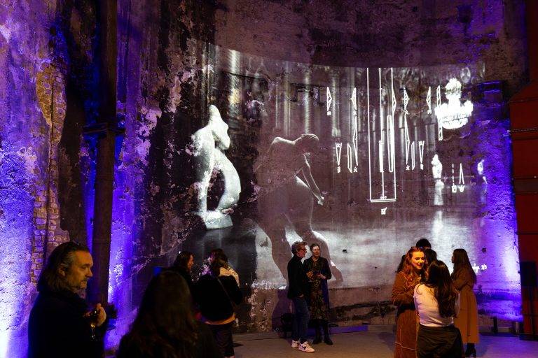 - L’installation “Under the Moon” s’empare du Brunel Museum de Londres
