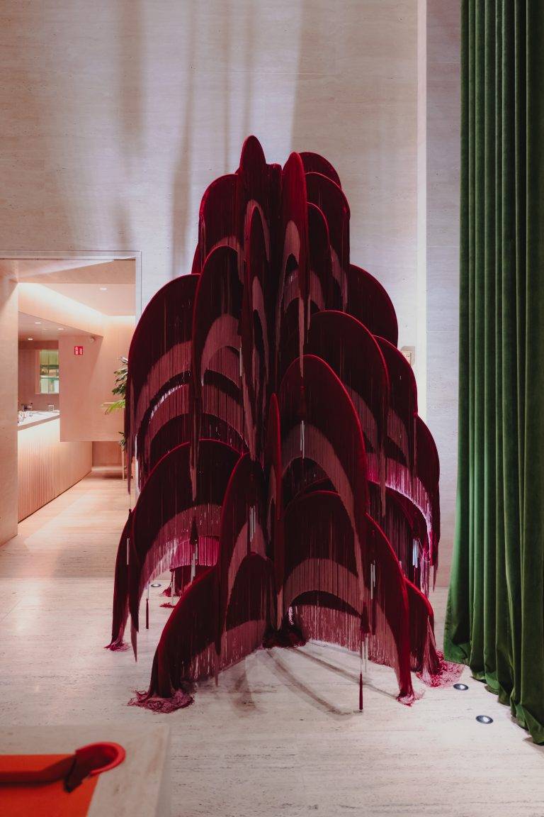 The Rome EDITION: un albero d’artista che fa vibrare le feste