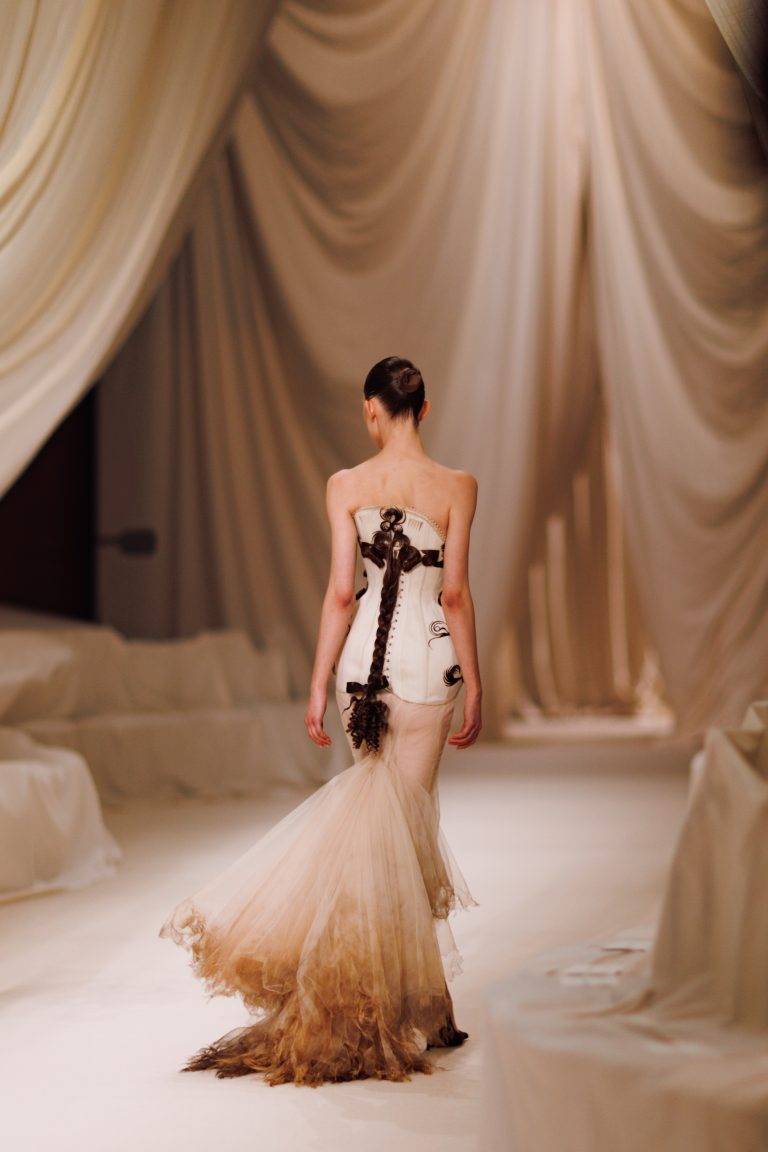 Cheveux, corsets et mystère : la collection hypnotisante d’Ashi Studio