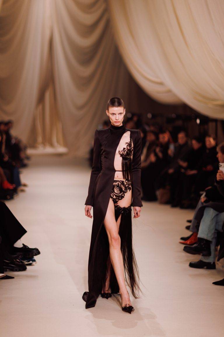 Cheveux, corsets et mystère : la collection hypnotisante d’Ashi Studio