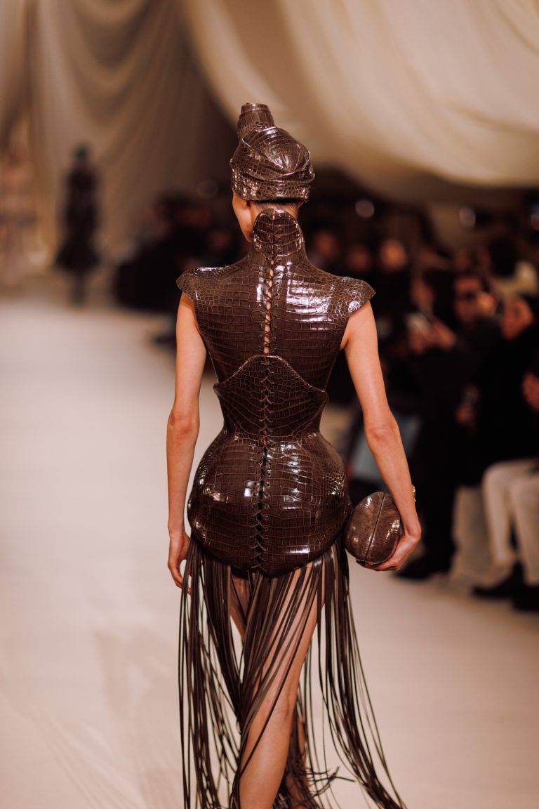 Cheveux, corsets et mystère : la collection hypnotisante d’Ashi Studio