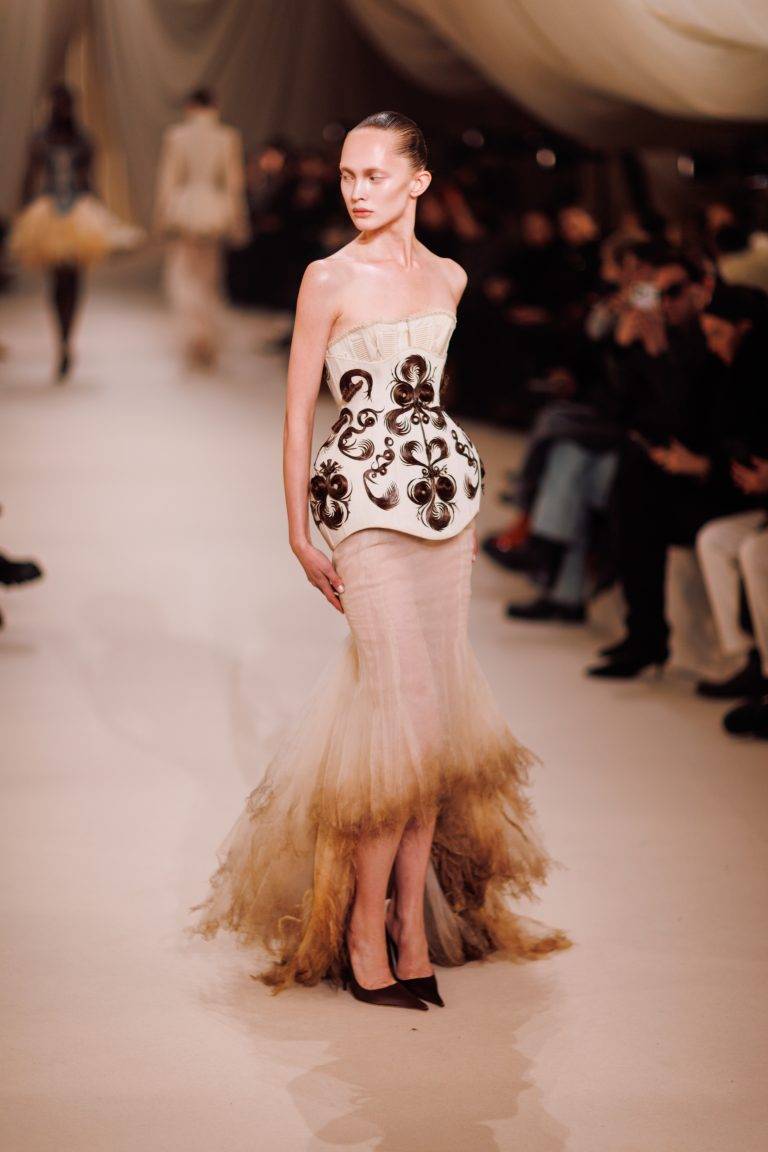 Cheveux, corsets et mystère : la collection hypnotisante d’Ashi Studio