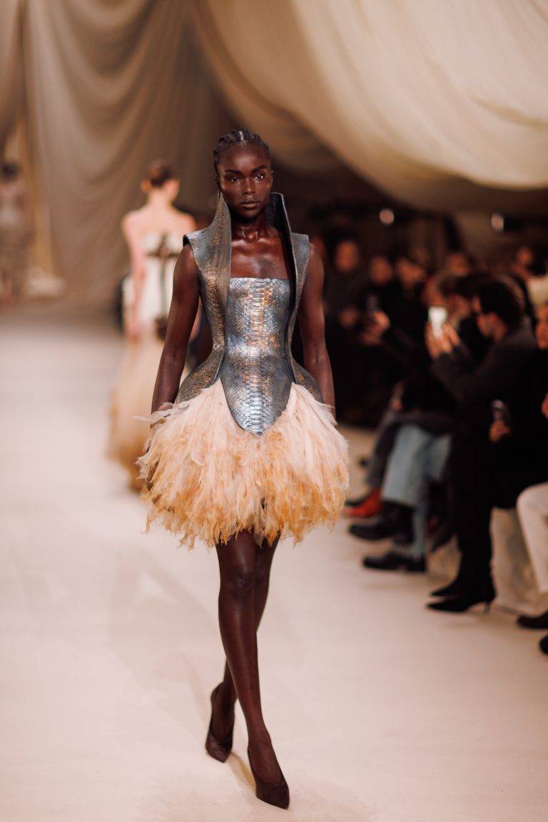 Cheveux, corsets et mystère : la collection hypnotisante d’Ashi Studio