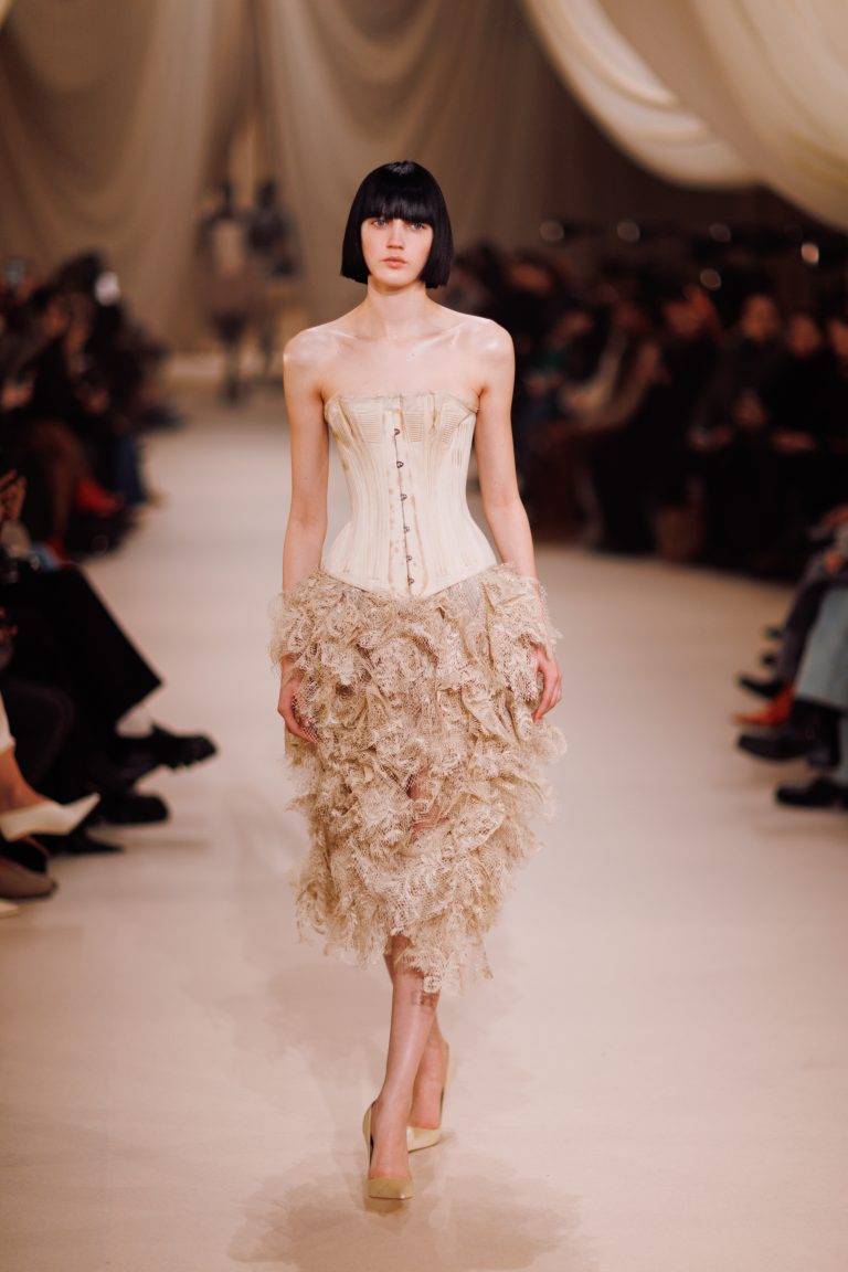 Cheveux, corsets et mystère : la collection hypnotisante d’Ashi Studio