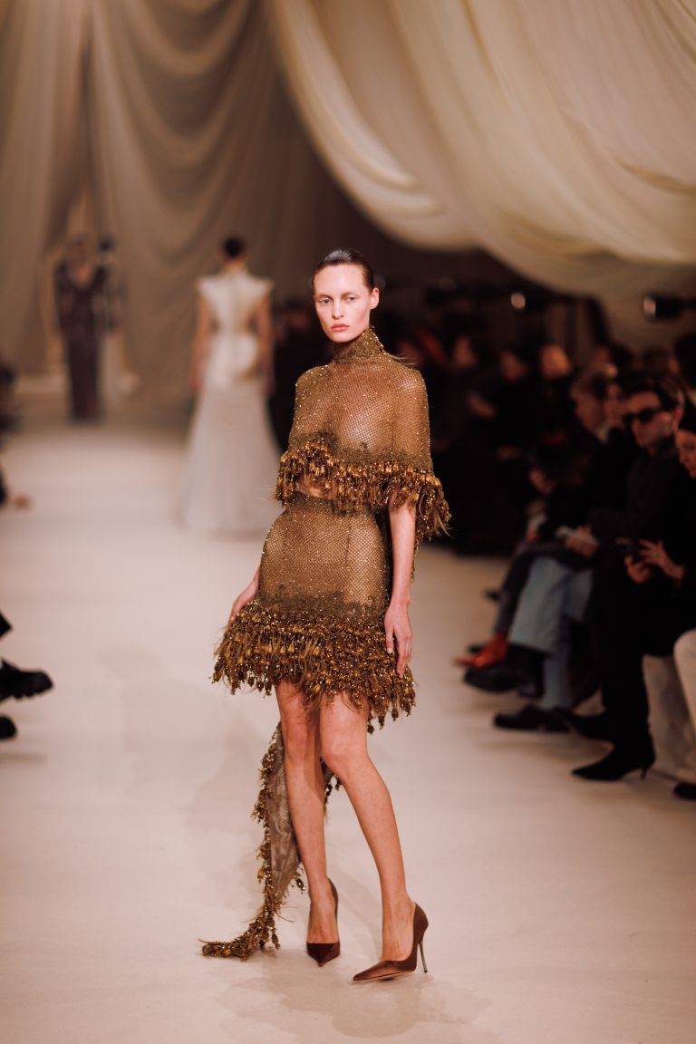 Cheveux, corsets et mystère : la collection hypnotisante d’Ashi Studio