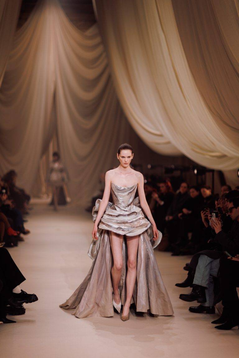 Cheveux, corsets et mystère : la collection hypnotisante d’Ashi Studio