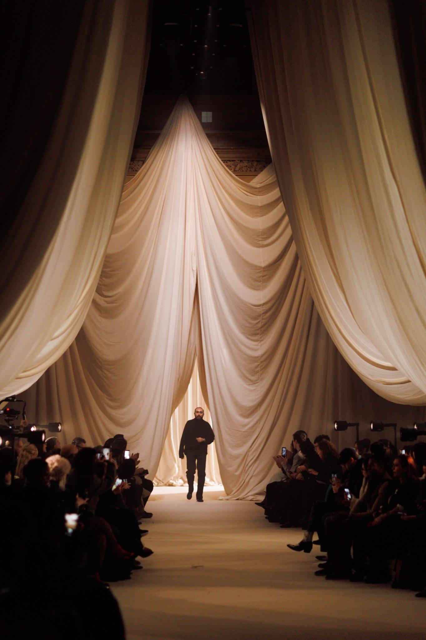  - Cheveux, corsets et mystère : la collection hypnotisante d’Ashi Studio