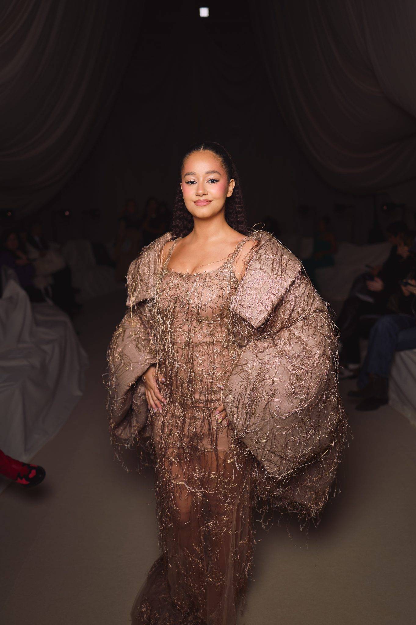  - Cheveux, corsets et mystère : la collection hypnotisante d’Ashi Studio