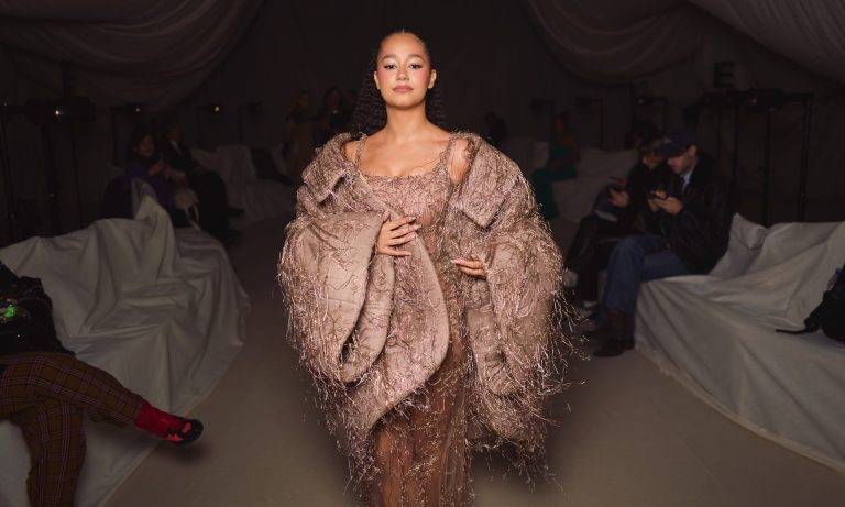  - Cheveux, corsets et mystère : la collection hypnotisante d’Ashi Studio