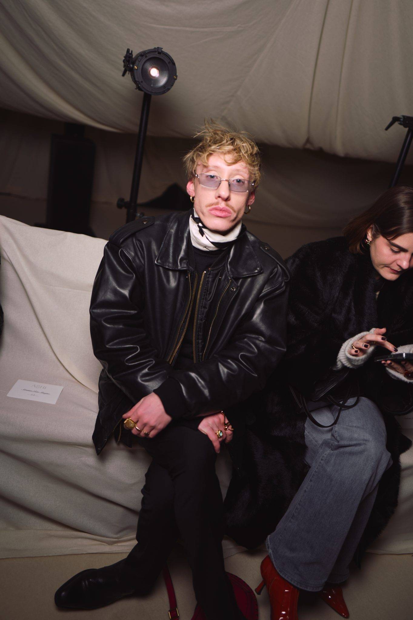  - Cheveux, corsets et mystère : la collection hypnotisante d’Ashi Studio