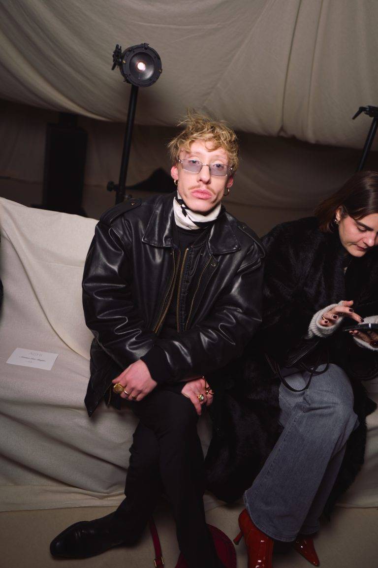  - Cheveux, corsets et mystère : la collection hypnotisante d’Ashi Studio