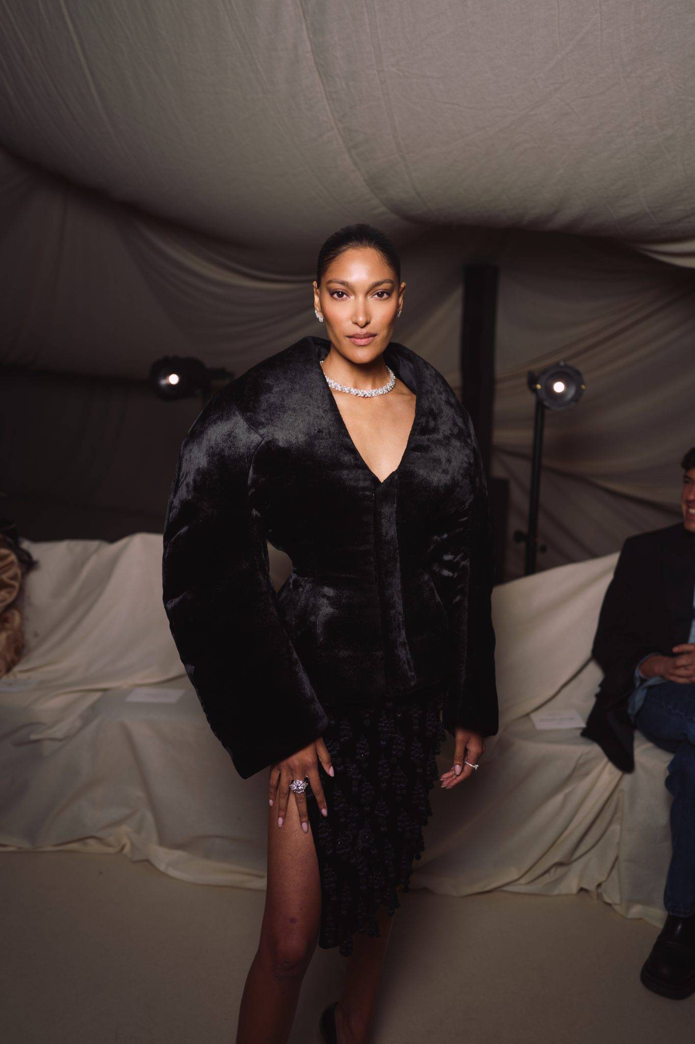  - Cheveux, corsets et mystère : la collection hypnotisante d’Ashi Studio