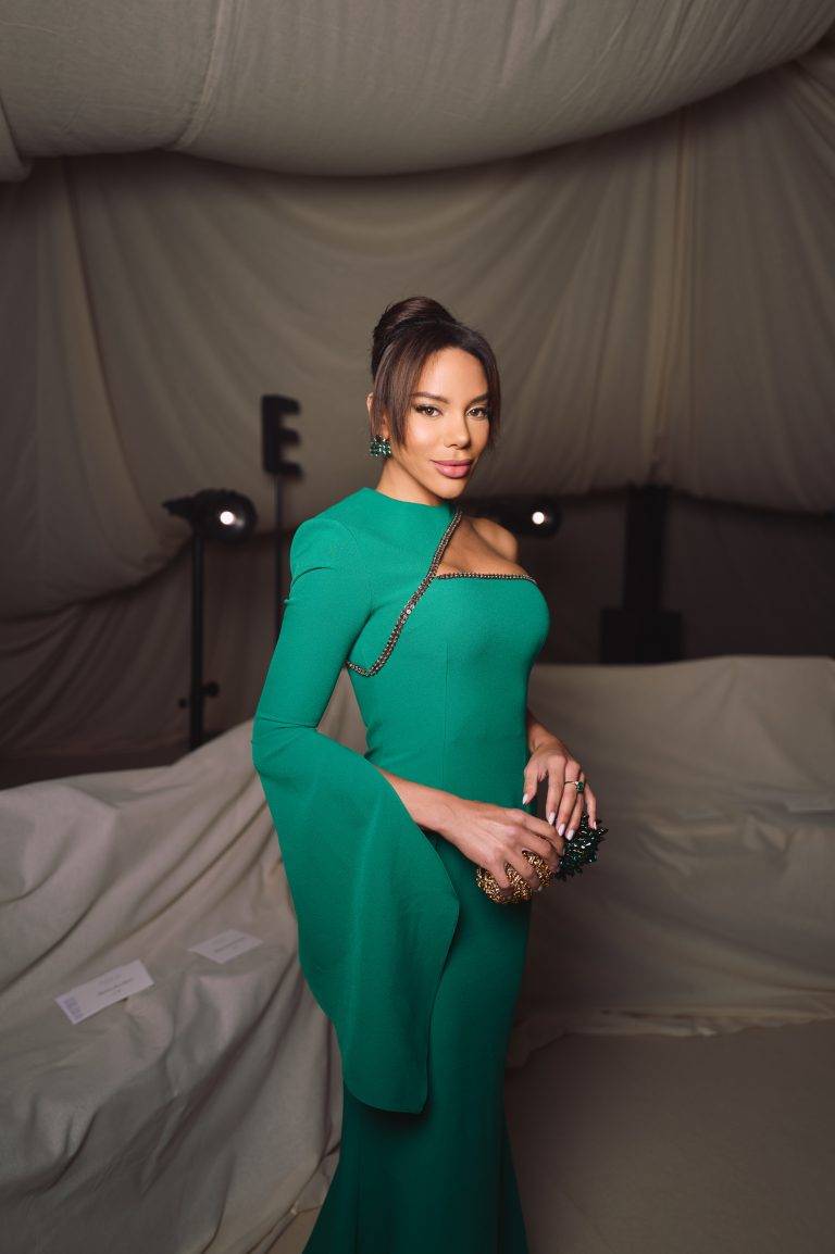  - Cheveux, corsets et mystère : la collection hypnotisante d’Ashi Studio