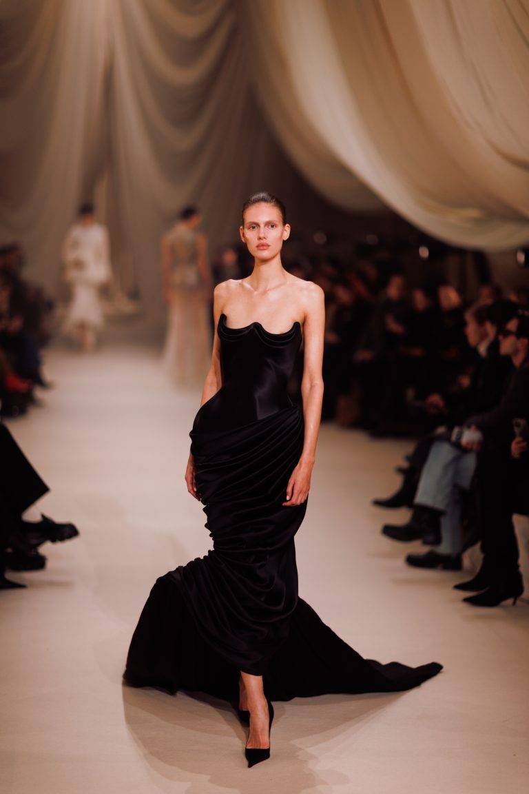 Hair, Corsets, and Mystery: Ashi Studio Presents a Mesmerizing Collection