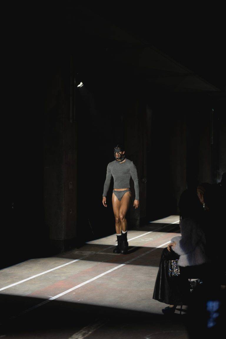 Paris envahi par les Aliens chics de Louis Gabriel Nouchi