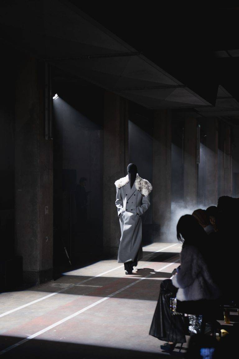 Paris envahi par les Aliens chics de Louis Gabriel Nouchi