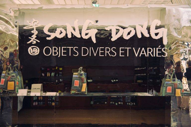 « Objets divers et variés – 百货 (baihuò) » par Song Dong, la 11ème invitation artistique du Bon Marché Rive Gauche