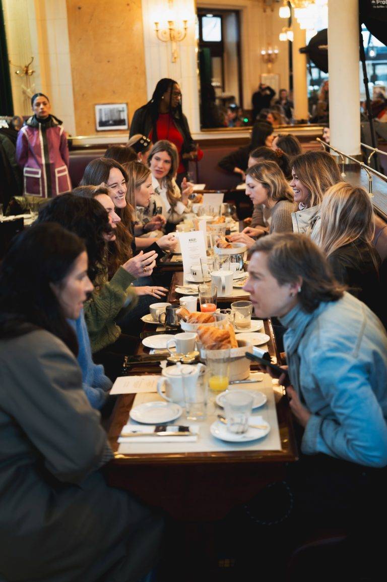 Entre élégance urbaine et fonctionnalité : la nouvelle collaboration d’Aigle et India Mahdavi