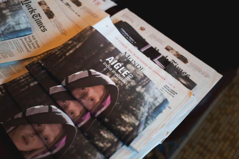 Entre élégance urbaine et fonctionnalité : la nouvelle collaboration d’Aigle et India Mahdavi