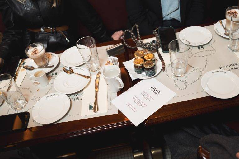 Entre élégance urbaine et fonctionnalité : la nouvelle collaboration d’Aigle et India Mahdavi