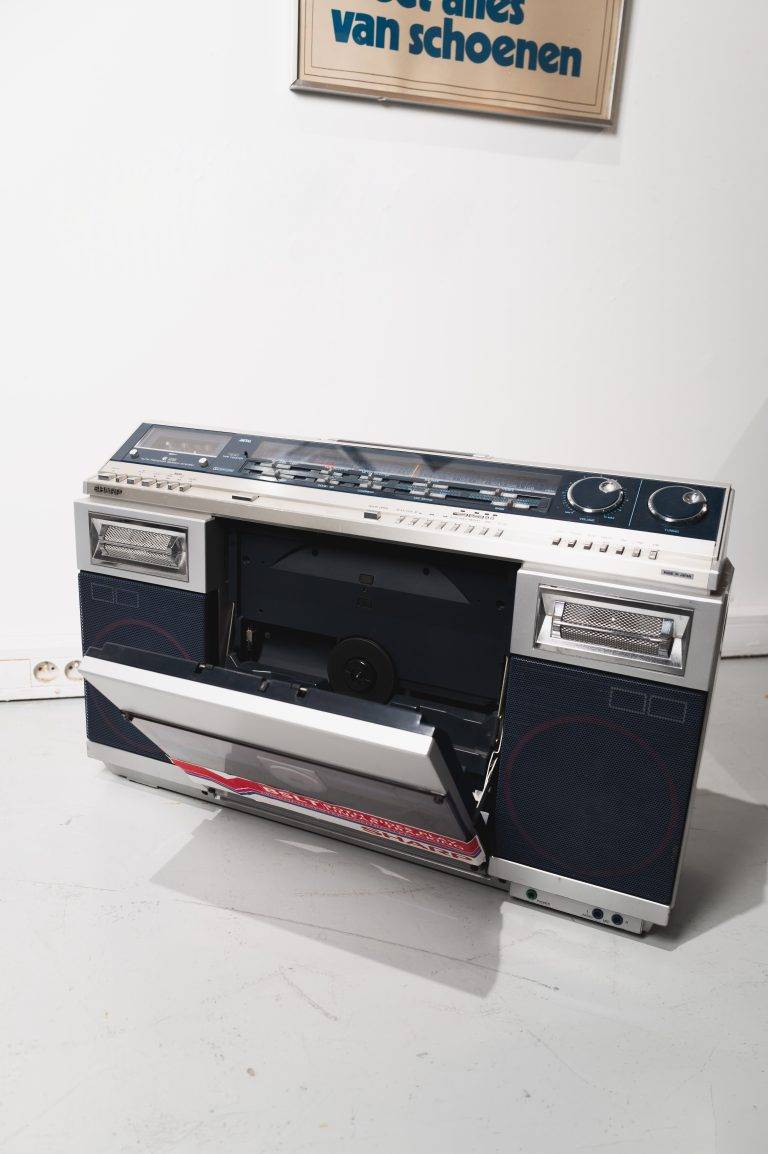 At the Marché Dauphine, the Futuro Show Ends on a High Note with Jay-Jay Johanson