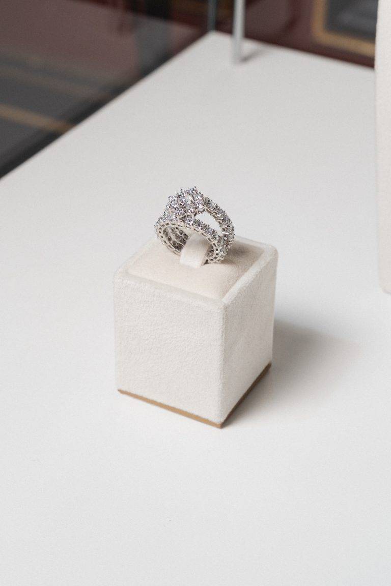 Garatti sublime l’artisanat italien avec ses précieux diamants verts