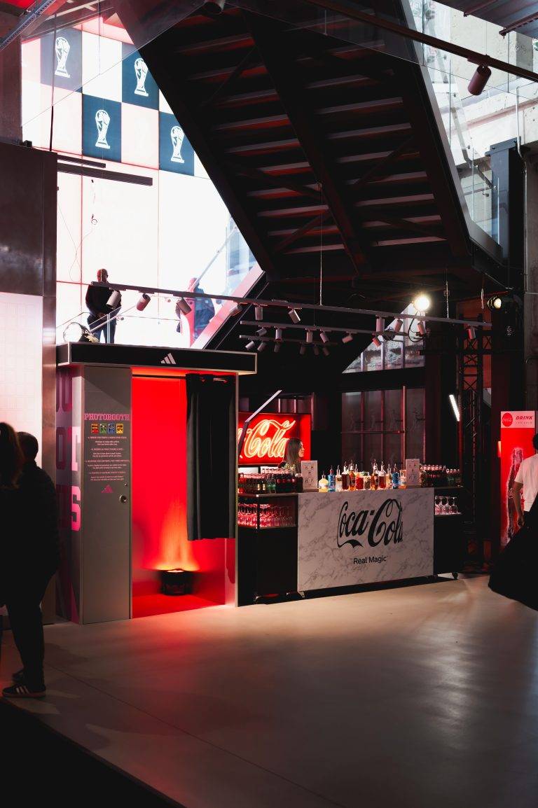 Coca-Cola fait triompher la coupe sur les Champs-Elysées