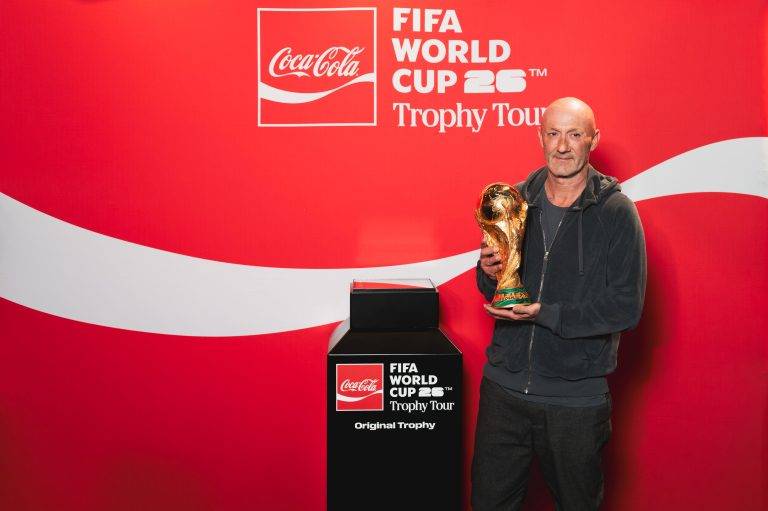  - Coca-Cola fait triompher la coupe sur les Champs-Elysées