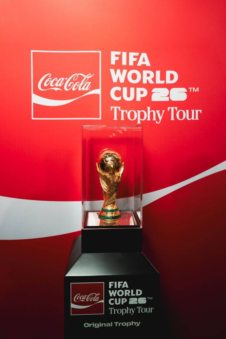 Coca-Cola fait triompher la coupe sur les Champs-Elysées
