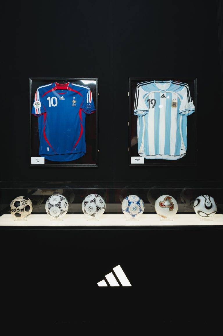 Coca-Cola fait triompher la coupe sur les Champs-Elysées