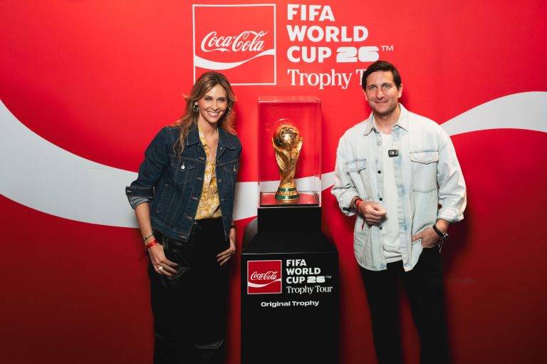  - Coca-Cola fait triompher la coupe sur les Champs-Elysées
