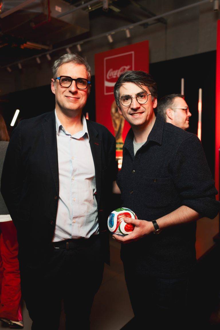  - Coca-Cola fait triompher la coupe sur les Champs-Elysées