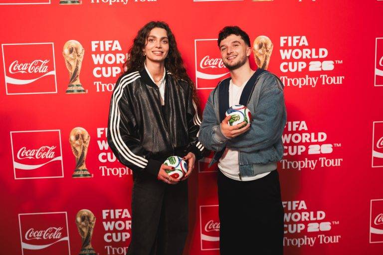  - Coca-Cola fait triompher la coupe sur les Champs-Elysées