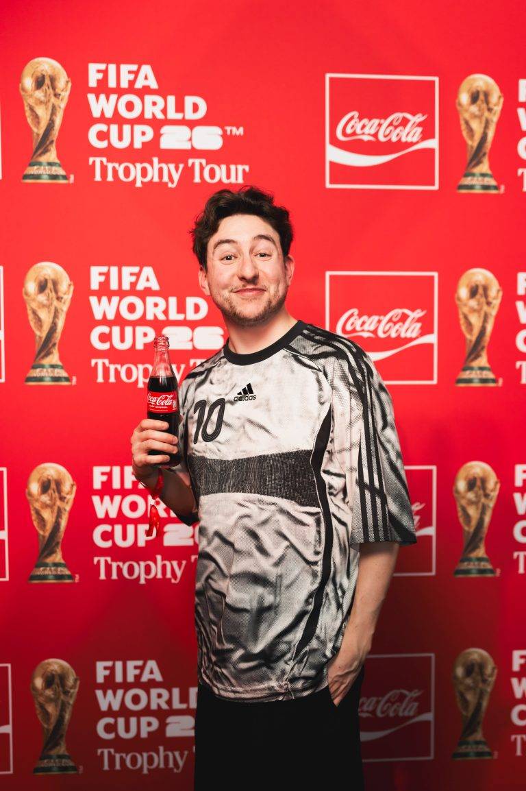  - Coca-Cola fait triompher la coupe sur les Champs-Elysées