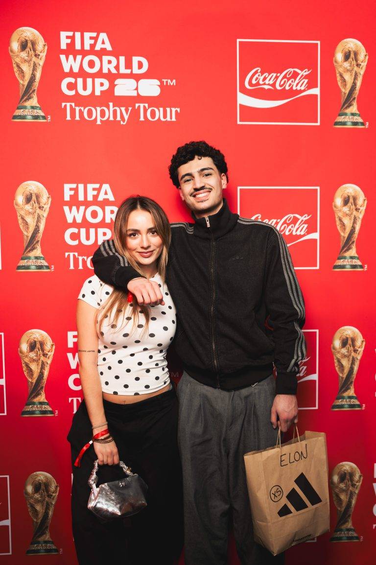  - Coca-Cola fait triompher la coupe sur les Champs-Elysées