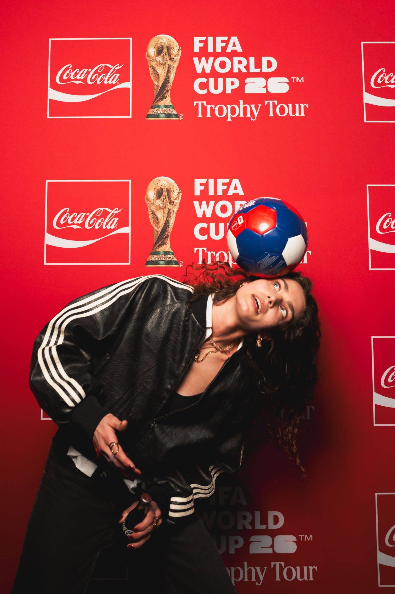  - Coca-Cola fait triompher la coupe sur les Champs-Elysées