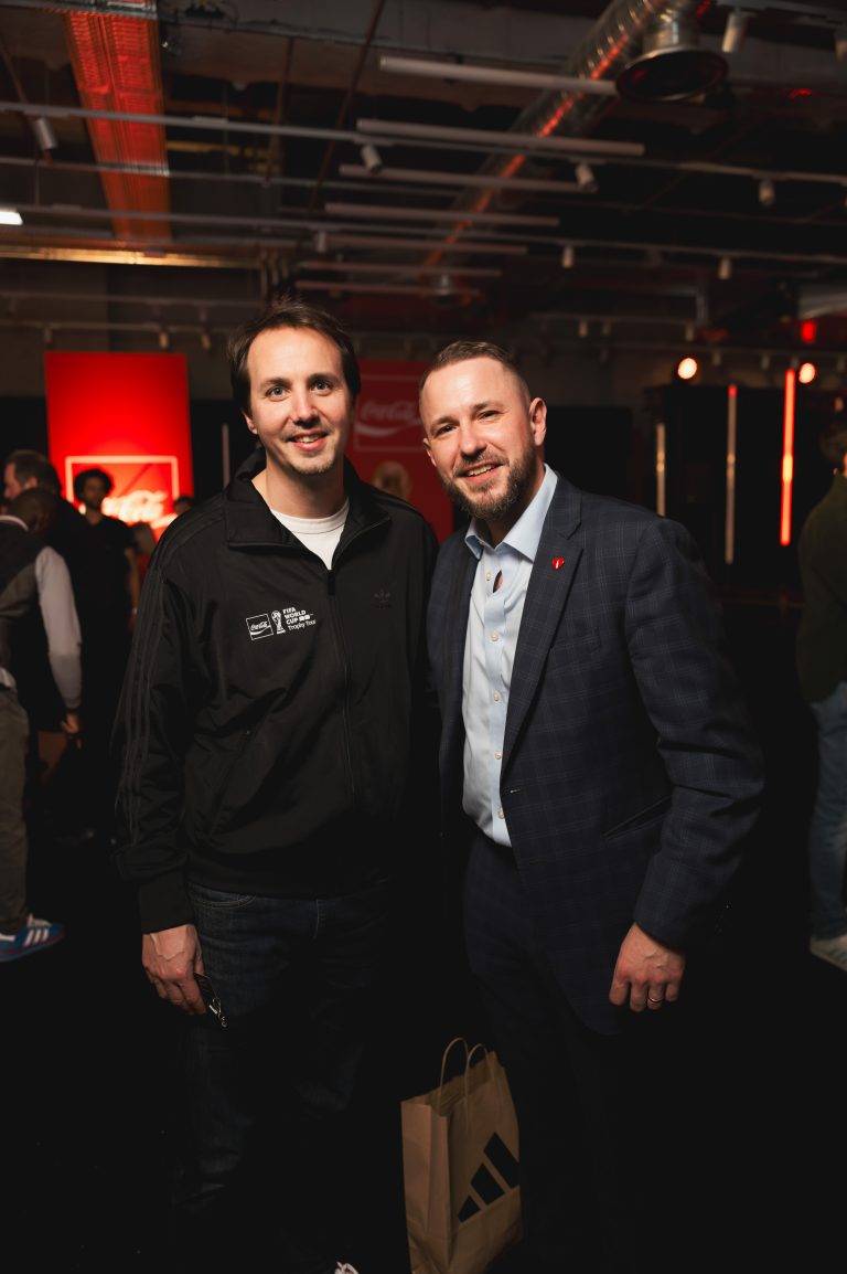  - Coca-Cola fait triompher la coupe sur les Champs-Elysées