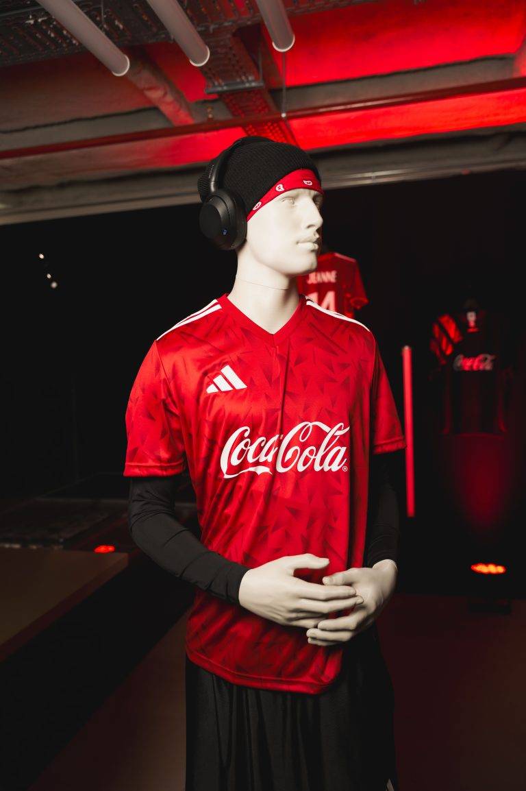 Coca-Cola fait triompher la coupe sur les Champs-Elysées