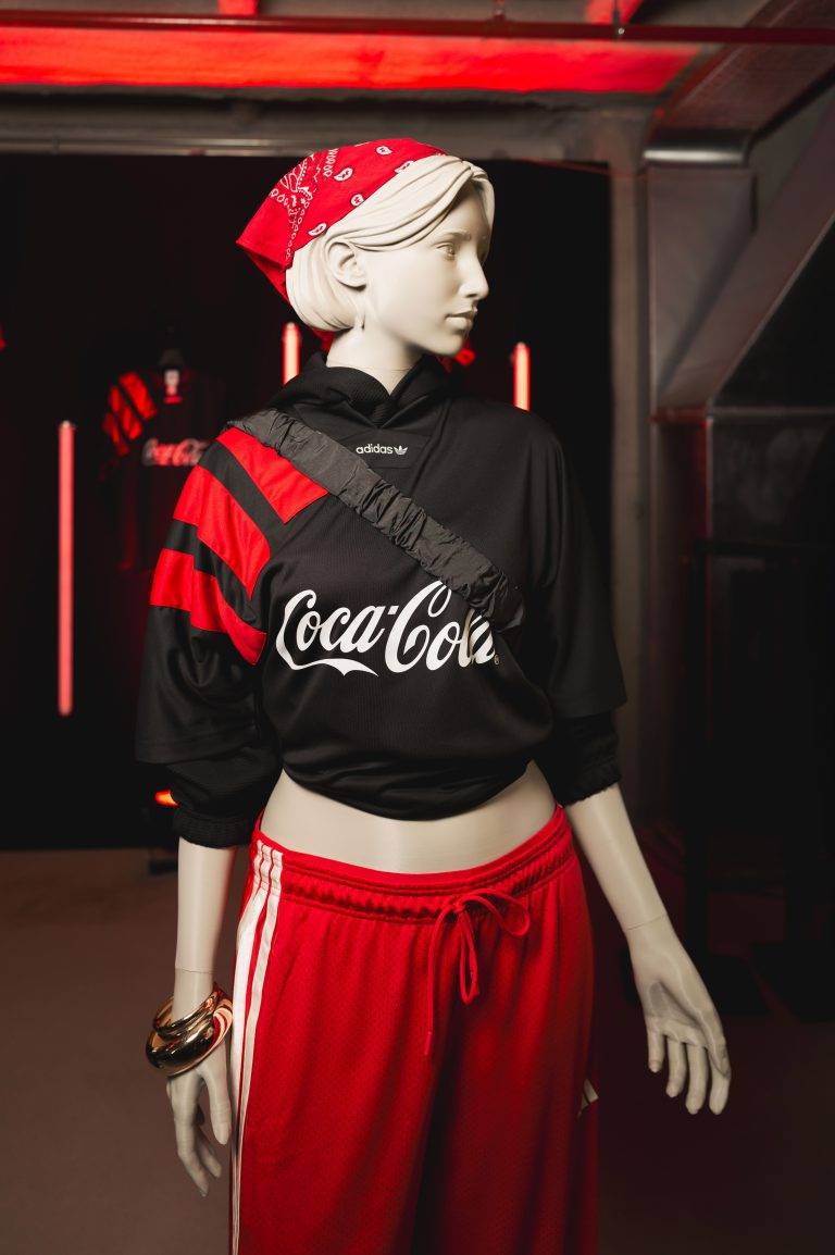 Coca-Cola fait triompher la coupe sur les Champs-Elysées